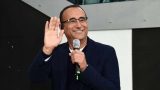 Carlo Conti lancia una frecciata alla sala stampa di Sanremo su Geolier: il retroscena dell’accordo dello scorso anno