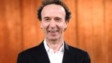 Roberto Benigni apre la serata delle cover a Sanremo 2025: emozioni in arrivo!