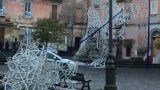 Luminarie cadono in un tragico incidente: uomo perde la vita e processo per imprenditrice e tecnici