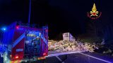 Incidente autostrada: tir urta auto e perde il carico, due feriti