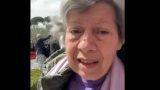 Papa Francesco saluta Carmela Mancuso, la signora con i fiori gialli