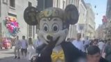 Rubolino, il topolino armato che sorprende via Toledo a Napoli