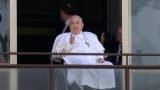 Papa Francesco saluta dal balconcino del Gemelli