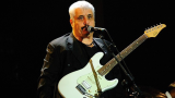 Concerto gratuito in piazza del gesù per pino daniele: je sto vicino a te forever