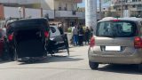 Auto si ribalta nel traffico: paura in strada e ferito in codice rosso