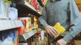 Ruba generi alimentari al supermercato, denunce per un 33enne