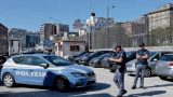 Parcheggiatore abusivo rapina automobilista a napoli, arrestato