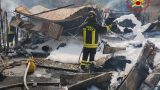 Capannone in fiamme colpisce anche una casa: guarda le foto drammatiche